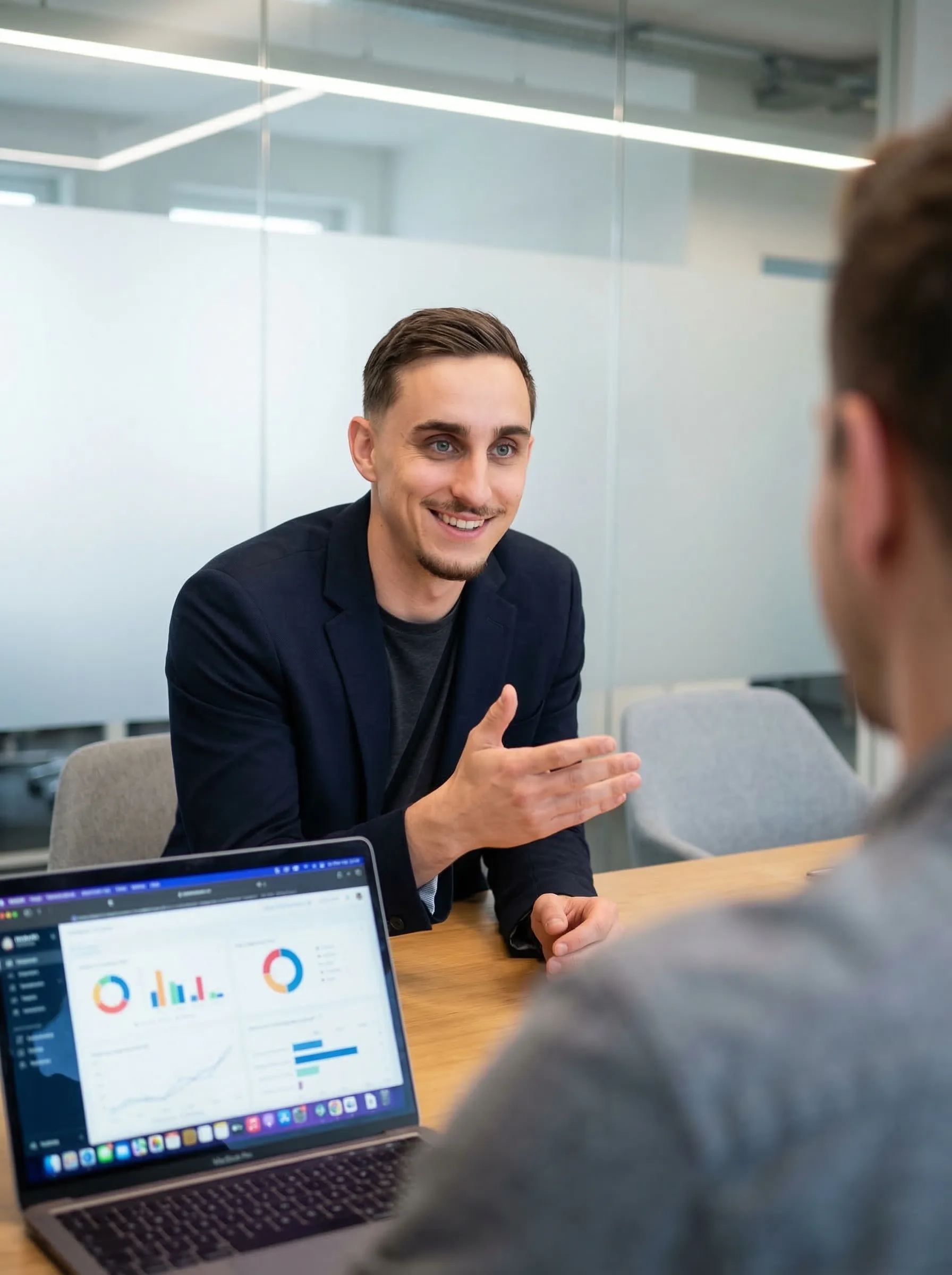 Luis in overleg met een high-tech ondernemer