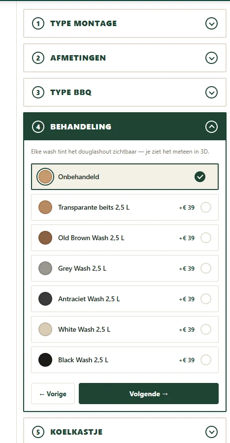 Stappenpaneel van de configurator: stap 4, Behandeling, staat open met zeven houtbehandelingen voor het douglashout, zes daarvan met een meerprijs van 39 euro; daaronder stap 5, Koelkastje